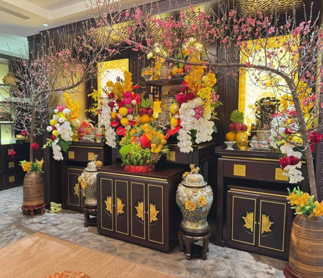 Mùng 1 Tết ngắm ban thờ gia tiên đẹp chấn động: Đúng lễ nghi chuẩn phong thuỷ, cả cõi mạng cùng trầm trồ- Ảnh 2. Mùng 1 Tết ngắm ban thờ gia tiên đẹp chấn động: Đúng lễ nghi chuẩn phong thuỷ, cả cõi mạng cùng trầm trồ- Ảnh 2.