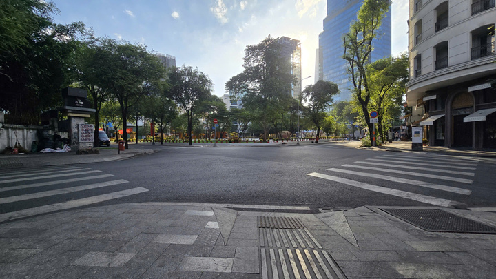 Cảnh vắng lặng hiếm thấy của đường phố H&agrave; Nội, TP.HCM s&aacute;ng m&ugrave;ng 1 Tết 2026 - Ảnh 3.