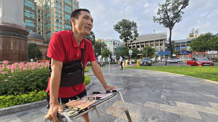 Cảnh vắng lặng hiếm thấy của đường phố H&agrave; Nội, TP.HCM s&aacute;ng m&ugrave;ng 1 Tết 2026 - Ảnh 9.