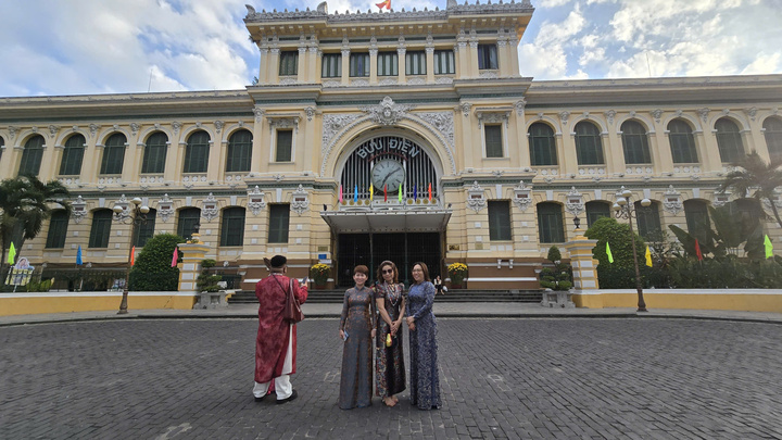 Cảnh vắng lặng hiếm thấy của đường phố H&agrave; Nội, TP.HCM s&aacute;ng m&ugrave;ng 1 Tết 2026 - Ảnh 7.