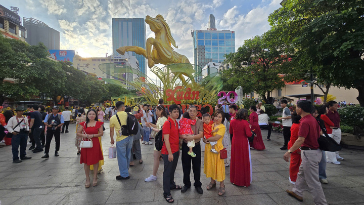 Cảnh vắng lặng hiếm thấy của đường phố H&agrave; Nội, TP.HCM s&aacute;ng m&ugrave;ng 1 Tết 2026 - Ảnh 10.