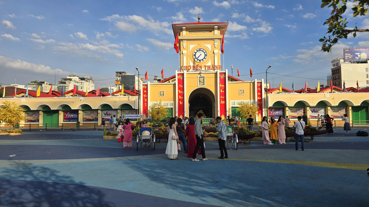 Cảnh vắng lặng hiếm thấy của đường phố H&agrave; Nội, TP.HCM s&aacute;ng m&ugrave;ng 1 Tết 2026 - Ảnh 5.