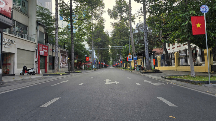 Cảnh vắng lặng hiếm thấy của đường phố H&agrave; Nội, TP.HCM s&aacute;ng m&ugrave;ng 1 Tết 2026 - Ảnh 1.