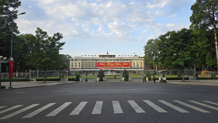 Cảnh vắng lặng hiếm thấy của đường phố H&agrave; Nội, TP.HCM s&aacute;ng m&ugrave;ng 1 Tết 2026 - Ảnh 2.