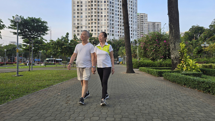 Cảnh vắng lặng hiếm thấy của đường phố H&agrave; Nội, TP.HCM s&aacute;ng m&ugrave;ng 1 Tết 2026 - Ảnh 4.