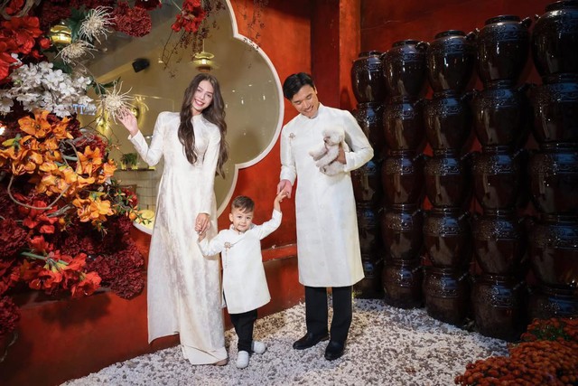 Gia đ&igrave;nh B&ugrave;i Tiến Dũng v&agrave; vợ mẫu t&acirc;y diện &aacute;o d&agrave;i đ&oacute;n Tết: Visual s&aacute;ng bừng, cả nh&agrave; ai cũng cực phẩm- Ảnh 3.