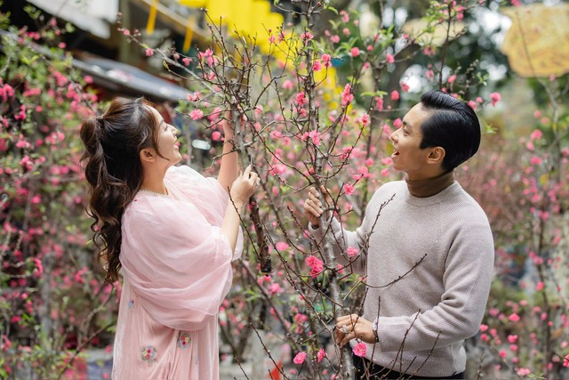 Kh&aacute;nh Thi khoe nhan sắc mẹ 3 con rạng rỡ trong bộ ảnh cực t&igrave;nh b&ecirc;n Phan Hiển đ&oacute;n Tết ở H&agrave; Nội- Ảnh 2.