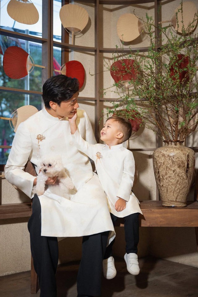 Gia đ&igrave;nh B&ugrave;i Tiến Dũng v&agrave; vợ mẫu t&acirc;y diện &aacute;o d&agrave;i đ&oacute;n Tết: Visual s&aacute;ng bừng, cả nh&agrave; ai cũng cực phẩm- Ảnh 8.