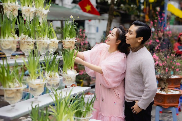 Kh&aacute;nh Thi khoe nhan sắc mẹ 3 con rạng rỡ trong bộ ảnh cực t&igrave;nh b&ecirc;n Phan Hiển đ&oacute;n Tết ở H&agrave; Nội- Ảnh 4.