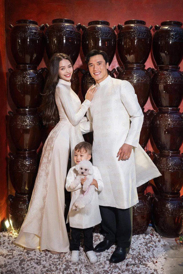 Gia đ&igrave;nh B&ugrave;i Tiến Dũng v&agrave; vợ mẫu t&acirc;y diện &aacute;o d&agrave;i đ&oacute;n Tết: Visual s&aacute;ng bừng, cả nh&agrave; ai cũng cực phẩm- Ảnh 2.
