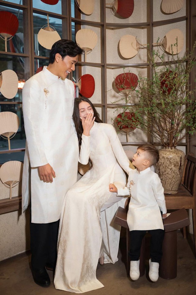 Gia đ&igrave;nh B&ugrave;i Tiến Dũng v&agrave; vợ mẫu t&acirc;y diện &aacute;o d&agrave;i đ&oacute;n Tết: Visual s&aacute;ng bừng, cả nh&agrave; ai cũng cực phẩm- Ảnh 4.