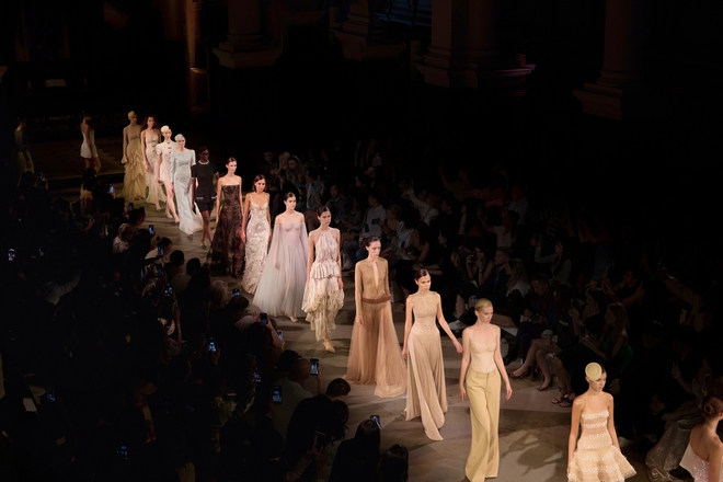 &ldquo;M&atilde;&rdquo; Đ&aacute;o Th&agrave;nh C&ocirc;ng: Thời trang Việt Nam đang phi nước đại tr&ecirc;n những đại lộ lớn nhất thế giới- Ảnh 20.