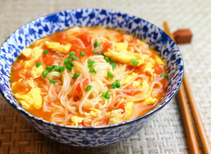 Mùng 2 Tết ngon miệng với 3 công thức nấu mì may mắn cho năm mới 2026 - Ảnh 1. Mùng 2 Tết ngon miệng với 3 công thức nấu mì may mắn cho năm mới 2026 - Ảnh 1.