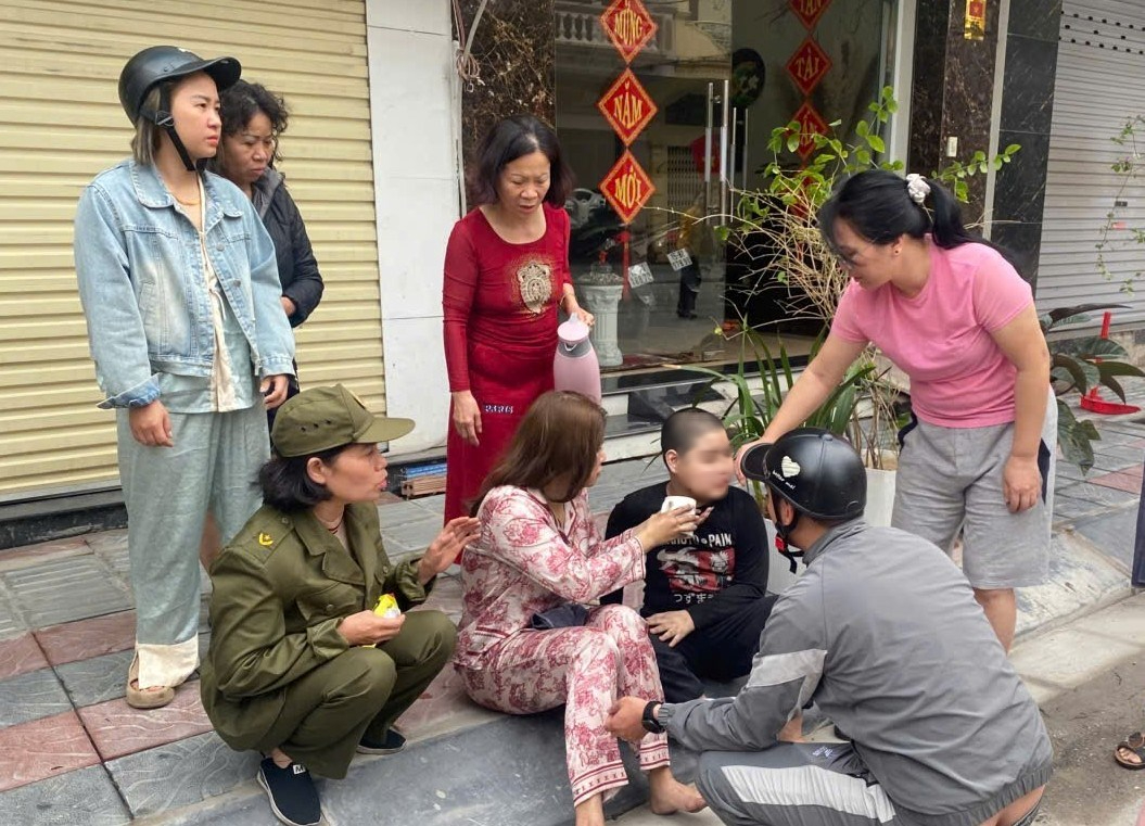 Kịp thời cứu 2 người trong vụ ch&aacute;y nh&agrave; d&acirc;n tại Hải Ph&ograve;ng m&ugrave;ng 1 Tết 2026 - Ảnh 3.