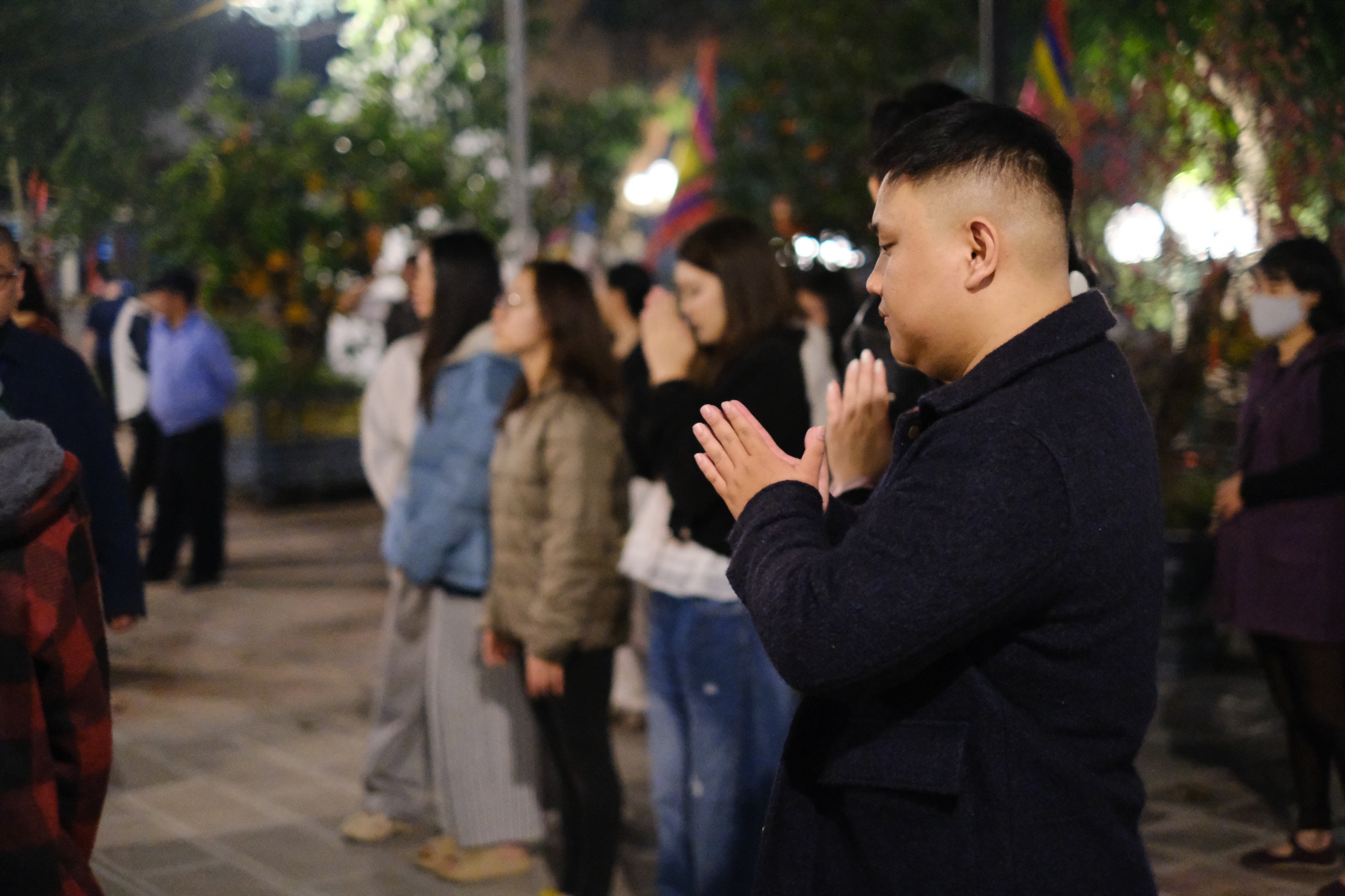 Ch&ugrave;a H&agrave; đ&ocirc;ng đ&uacute;c người cầu duy&ecirc;n v&agrave; xin lộc đầu năm 2026 - Ảnh 4.