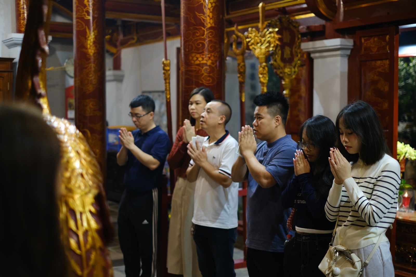 Ch&ugrave;a H&agrave; đ&ocirc;ng đ&uacute;c người cầu duy&ecirc;n v&agrave; xin lộc đầu năm 2026 - Ảnh 5.