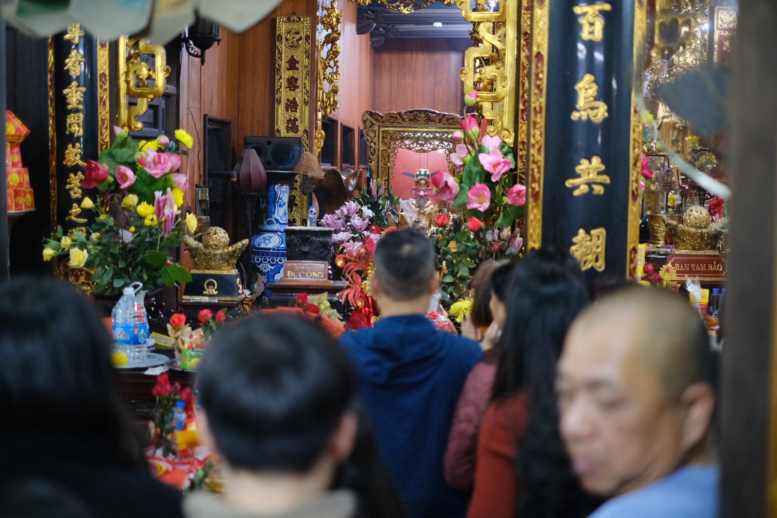 Ch&ugrave;a H&agrave; đ&ocirc;ng đ&uacute;c người cầu duy&ecirc;n v&agrave; xin lộc đầu năm 2026 - Ảnh 6.