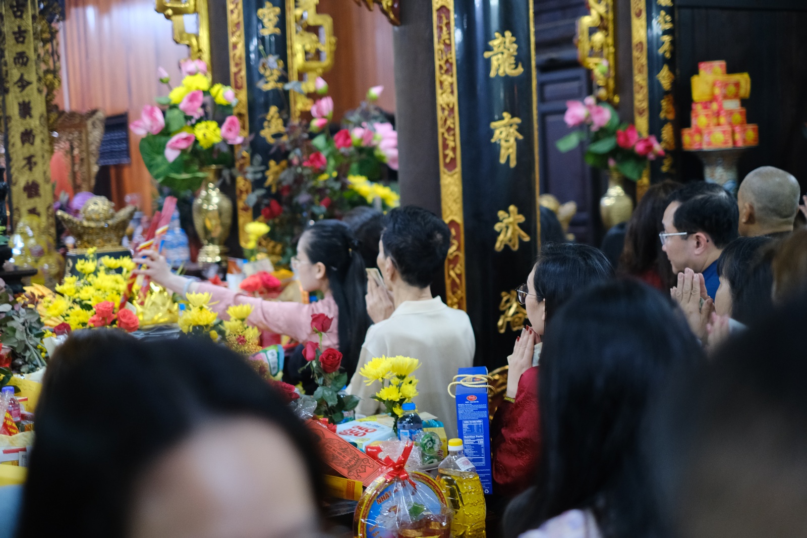 Ch&ugrave;a H&agrave; đ&ocirc;ng đ&uacute;c người cầu duy&ecirc;n v&agrave; xin lộc đầu năm 2026 - Ảnh 7.