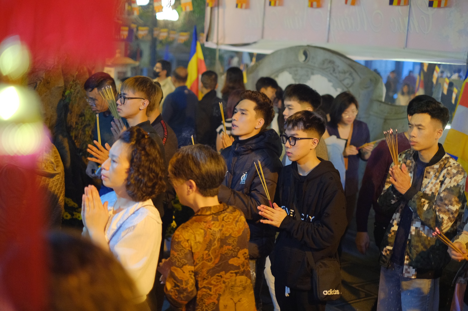 Ch&ugrave;a H&agrave; đ&ocirc;ng đ&uacute;c người cầu duy&ecirc;n v&agrave; xin lộc đầu năm 2026 - Ảnh 2.