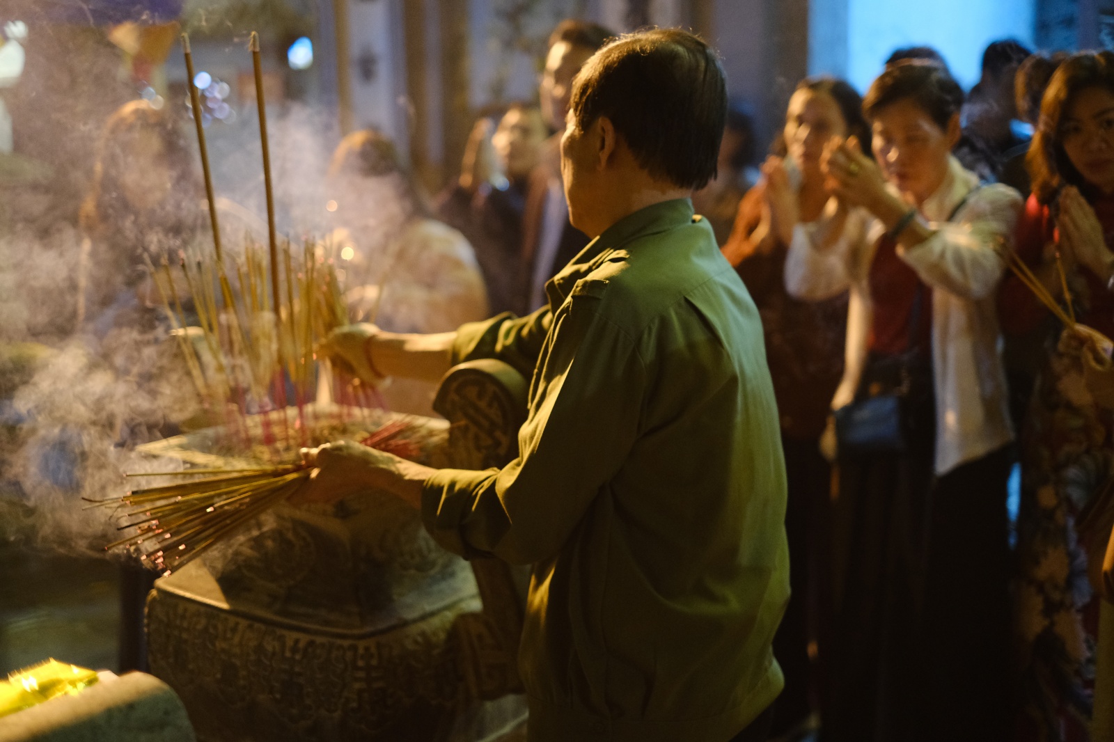 Ch&ugrave;a H&agrave; đ&ocirc;ng đ&uacute;c người cầu duy&ecirc;n v&agrave; xin lộc đầu năm 2026 - Ảnh 9.