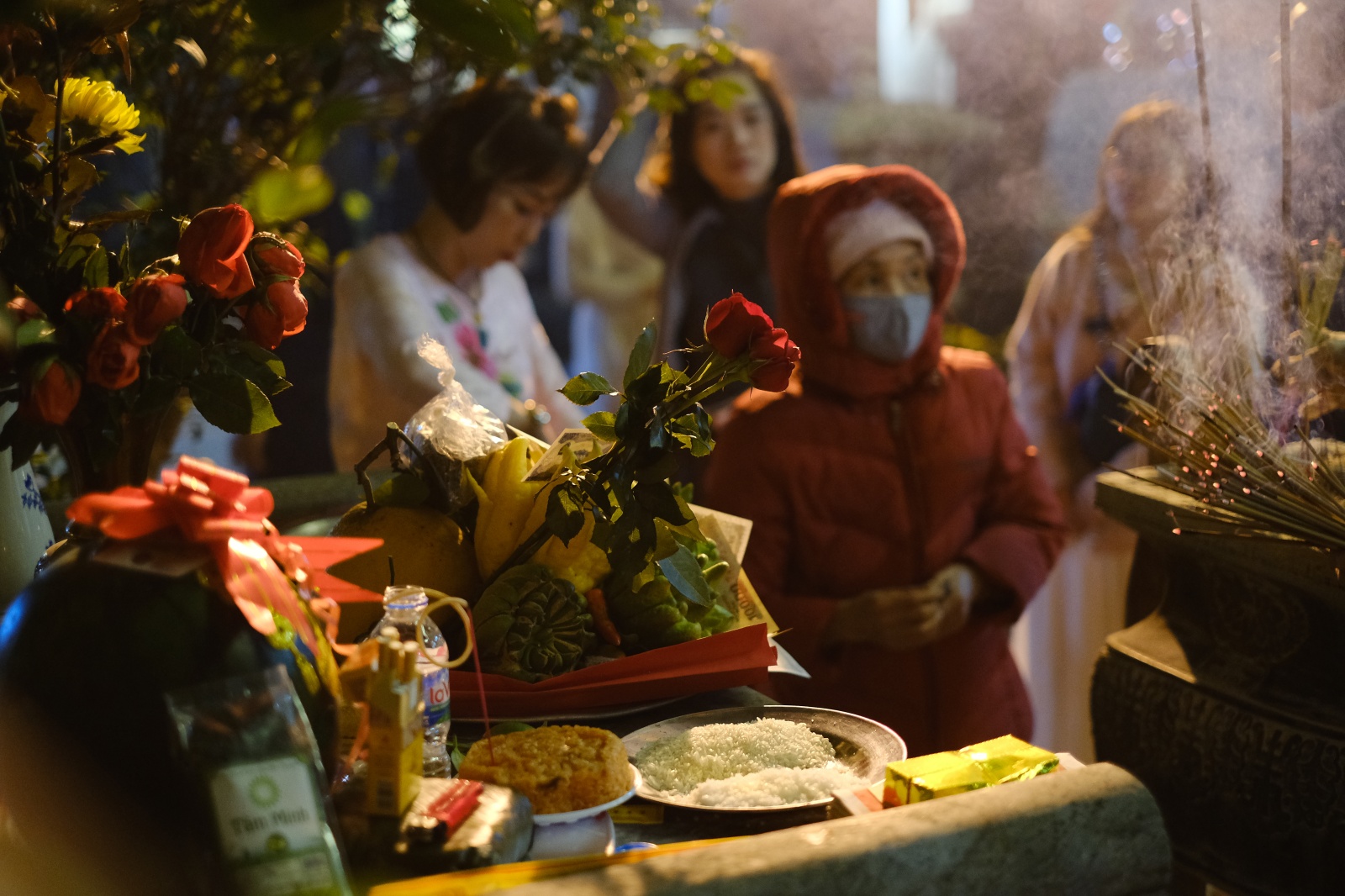 Ch&ugrave;a H&agrave; đ&ocirc;ng đ&uacute;c người cầu duy&ecirc;n v&agrave; xin lộc đầu năm 2026 - Ảnh 8.