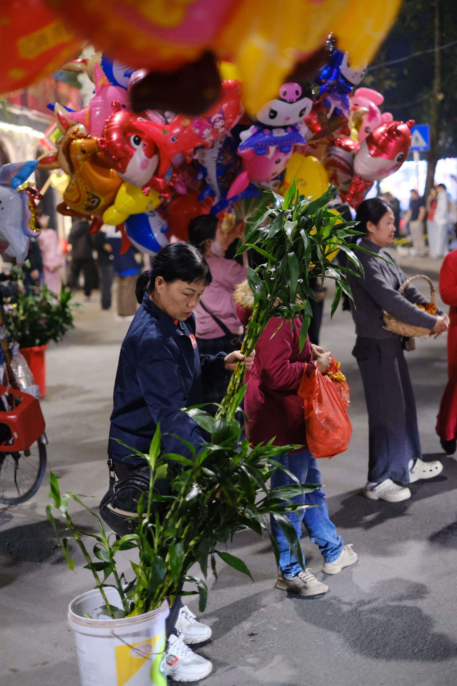 Ch&ugrave;a H&agrave; đ&ocirc;ng đ&uacute;c người cầu duy&ecirc;n v&agrave; xin lộc đầu năm 2026 - Ảnh 10.