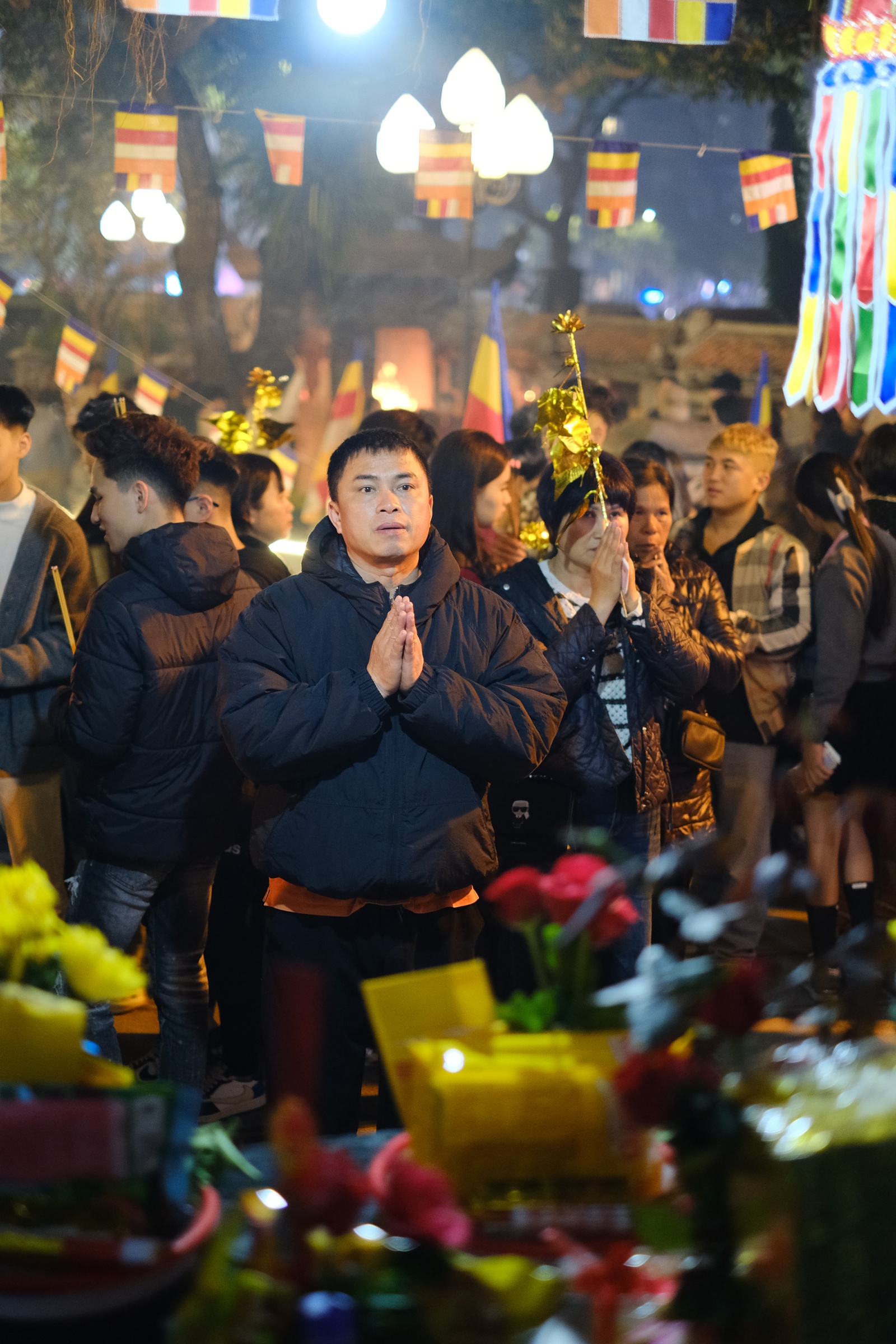 Ch&ugrave;a H&agrave; đ&ocirc;ng đ&uacute;c người cầu duy&ecirc;n v&agrave; xin lộc đầu năm 2026 - Ảnh 3.