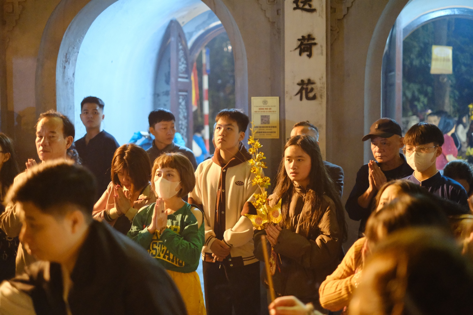 Ch&ugrave;a H&agrave; đ&ocirc;ng đ&uacute;c người cầu duy&ecirc;n v&agrave; xin lộc đầu năm 2026 - Ảnh 1.