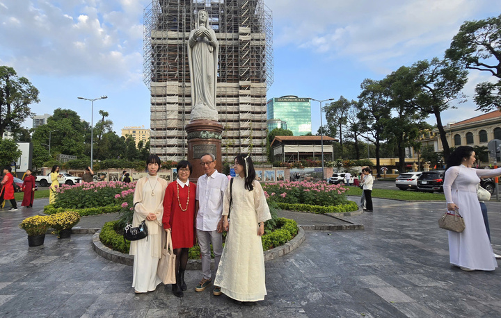 Cảnh vắng lặng hiếm thấy của đường phố H&agrave; Nội, TP.HCM s&aacute;ng m&ugrave;ng 1 Tết 2026 - Ảnh 8.