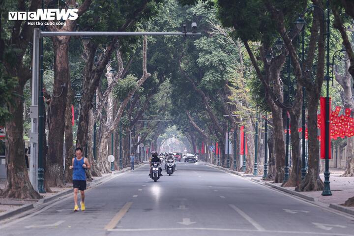 Cảnh vắng lặng hiếm thấy của đường phố H&agrave; Nội, TP.HCM s&aacute;ng m&ugrave;ng 1 Tết 2026 - Ảnh 11.