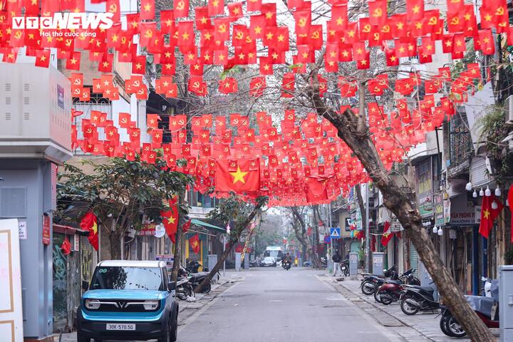 Cảnh vắng lặng hiếm thấy của đường phố H&agrave; Nội, TP.HCM s&aacute;ng m&ugrave;ng 1 Tết 2026 - Ảnh 14.