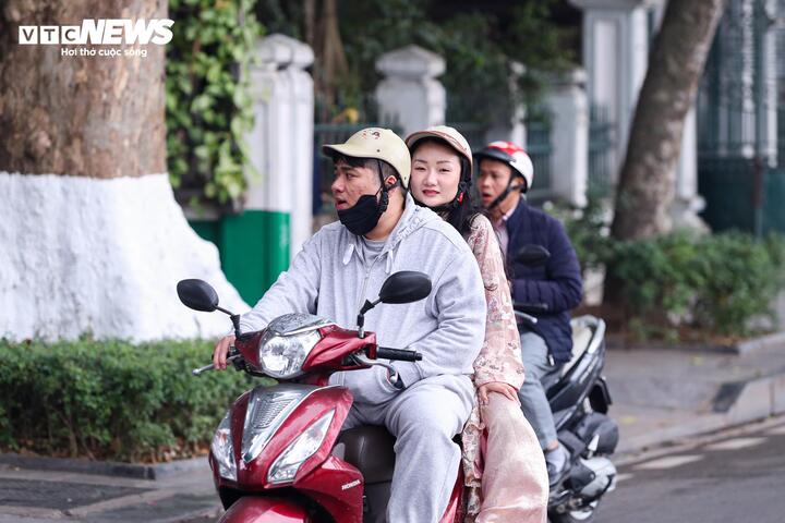 Cảnh vắng lặng hiếm thấy của đường phố H&agrave; Nội, TP.HCM s&aacute;ng m&ugrave;ng 1 Tết 2026 - Ảnh 16.