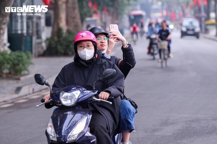 Cảnh vắng lặng hiếm thấy của đường phố H&agrave; Nội, TP.HCM s&aacute;ng m&ugrave;ng 1 Tết 2026 - Ảnh 17.