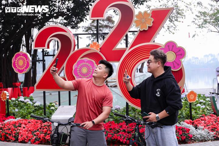 Cảnh vắng lặng hiếm thấy của đường phố H&agrave; Nội, TP.HCM s&aacute;ng m&ugrave;ng 1 Tết 2026 - Ảnh 12.