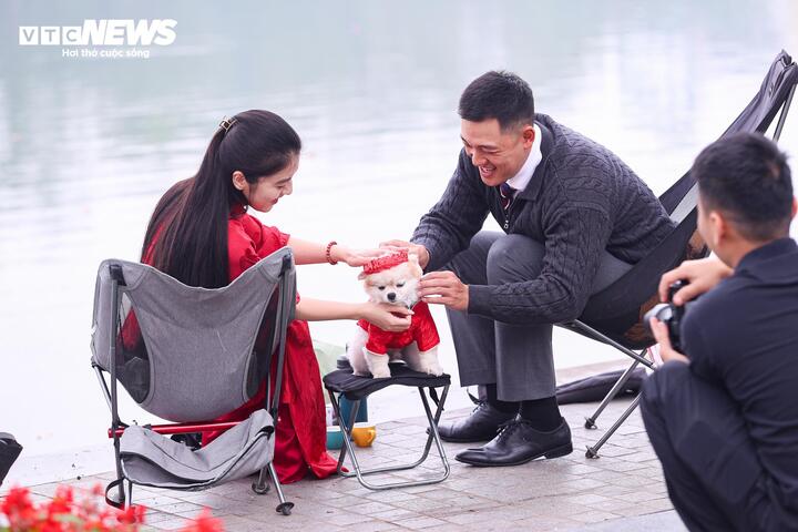 Cảnh vắng lặng hiếm thấy của đường phố H&agrave; Nội, TP.HCM s&aacute;ng m&ugrave;ng 1 Tết 2026 - Ảnh 19.