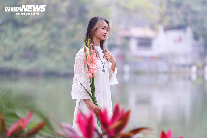 Cảnh vắng lặng hiếm thấy của đường phố H&agrave; Nội, TP.HCM s&aacute;ng m&ugrave;ng 1 Tết 2026 - Ảnh 20.