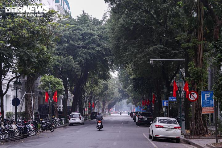 Cảnh vắng lặng hiếm thấy của đường phố H&agrave; Nội, TP.HCM s&aacute;ng m&ugrave;ng 1 Tết 2026 - Ảnh 15.