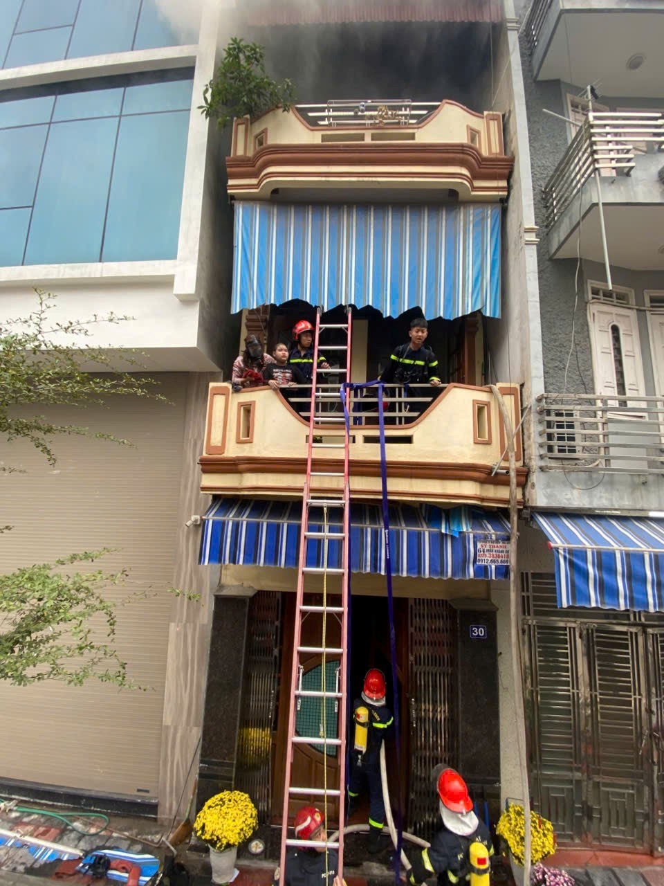 Kịp thời cứu 2 người trong vụ ch&aacute;y nh&agrave; d&acirc;n tại Hải Ph&ograve;ng m&ugrave;ng 1 Tết 2026 - Ảnh 1.