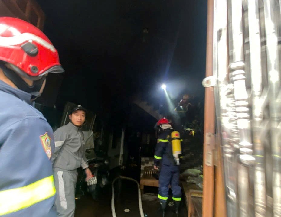 Kịp thời cứu 2 người trong vụ ch&aacute;y nh&agrave; d&acirc;n tại Hải Ph&ograve;ng m&ugrave;ng 1 Tết 2026 - Ảnh 2.