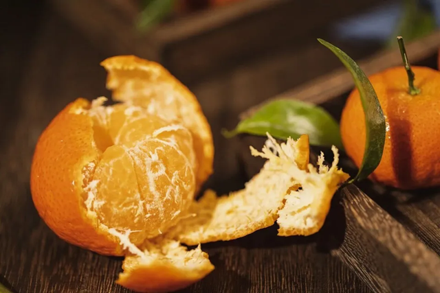 Loại tr&aacute;i c&acirc;y &ldquo;chiếm s&oacute;ng&rdquo; mọi buổi tụ họp Tết nhưng ăn qu&aacute; tay lại g&acirc;y bệnh, kh&ocirc;ng biết l&agrave; thiệt th&ograve;i - Ảnh 1.