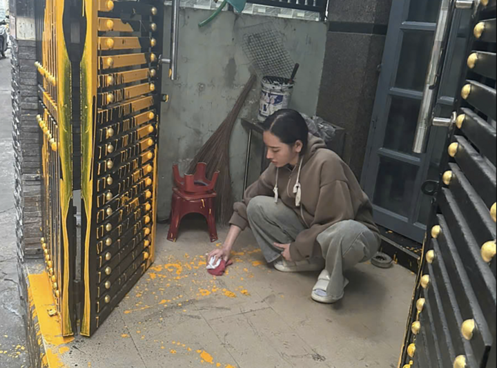 Khởi tố c&ocirc; g&aacute;i tạt sơn v&agrave;o nh&agrave; người y&ecirc;u cũ ở TP.HCM v&igrave; trả th&ugrave; - Ảnh 2.