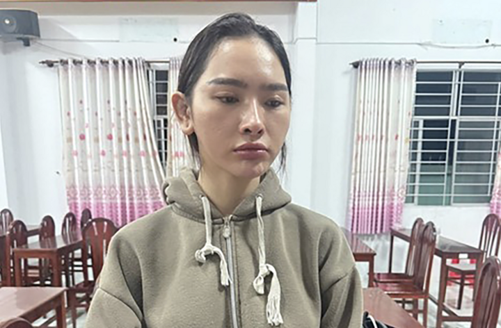 Khởi tố c&ocirc; g&aacute;i tạt sơn v&agrave;o nh&agrave; người y&ecirc;u cũ ở TP.HCM v&igrave; trả th&ugrave; - Ảnh 1.