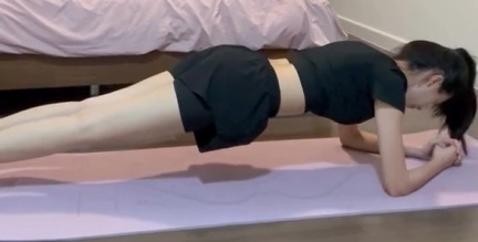 Học nàng Hậu tuổi Nhâm Ngọ với đôi chân dài 1,1m tập 4 động tác để bảo toàn vòng eo 63cm, vóc dáng thanh mảnh - Ảnh 5.