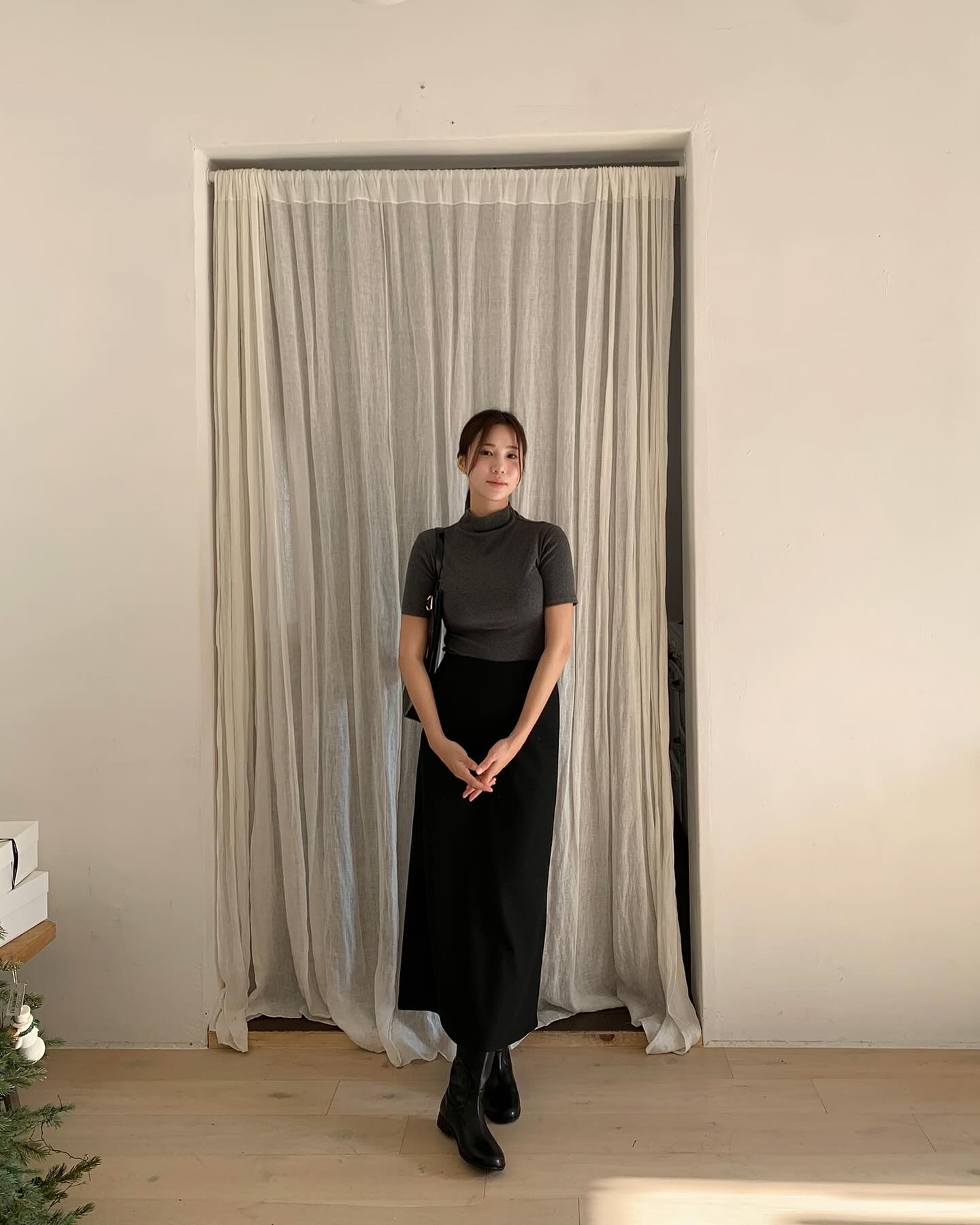 Chân váy suông Tết 2026: Xu hướng thời trang tôn dáng , thanh lịch cho ngày đầu năm - Ảnh 5. Chân váy suông Tết 2026: Xu hướng thời trang tôn dáng , thanh lịch cho ngày đầu năm - Ảnh 5.