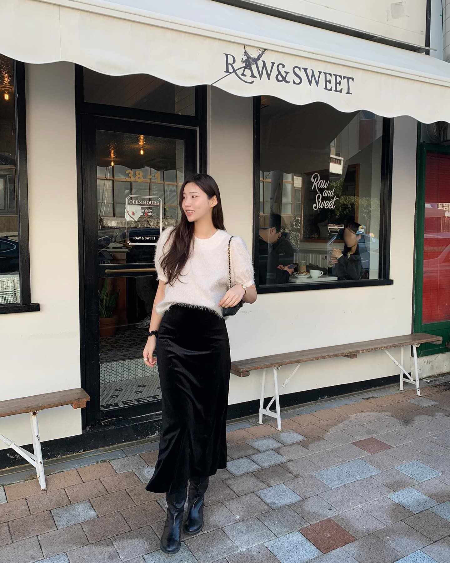 Chân váy suông Tết 2026: Xu hướng thời trang tôn dáng , thanh lịch cho ngày đầu năm - Ảnh 6. Chân váy suông Tết 2026: Xu hướng thời trang tôn dáng , thanh lịch cho ngày đầu năm - Ảnh 6.