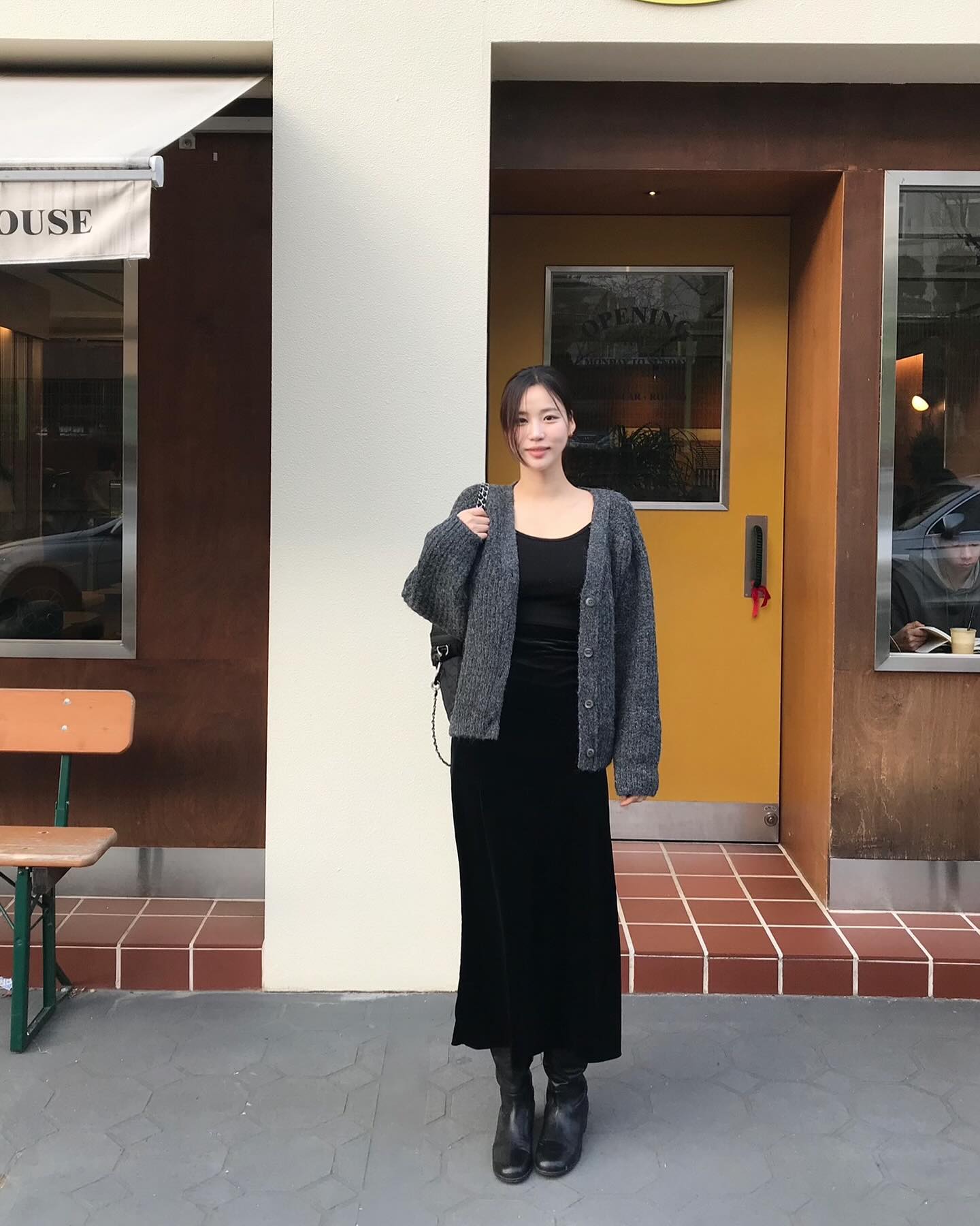 Chân váy suông Tết 2026: Xu hướng thời trang tôn dáng , thanh lịch cho ngày đầu năm - Ảnh 3. Chân váy suông Tết 2026: Xu hướng thời trang tôn dáng , thanh lịch cho ngày đầu năm - Ảnh 3.