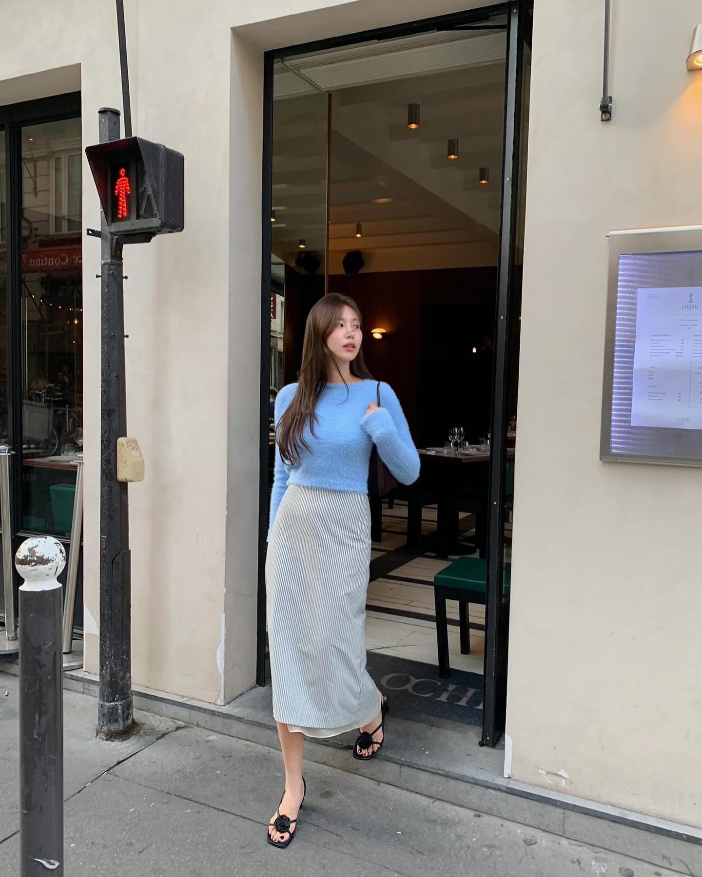 Chân váy suông Tết 2026: Xu hướng thời trang tôn dáng , thanh lịch cho ngày đầu năm - Ảnh 11. Chân váy suông Tết 2026: Xu hướng thời trang tôn dáng , thanh lịch cho ngày đầu năm - Ảnh 11.