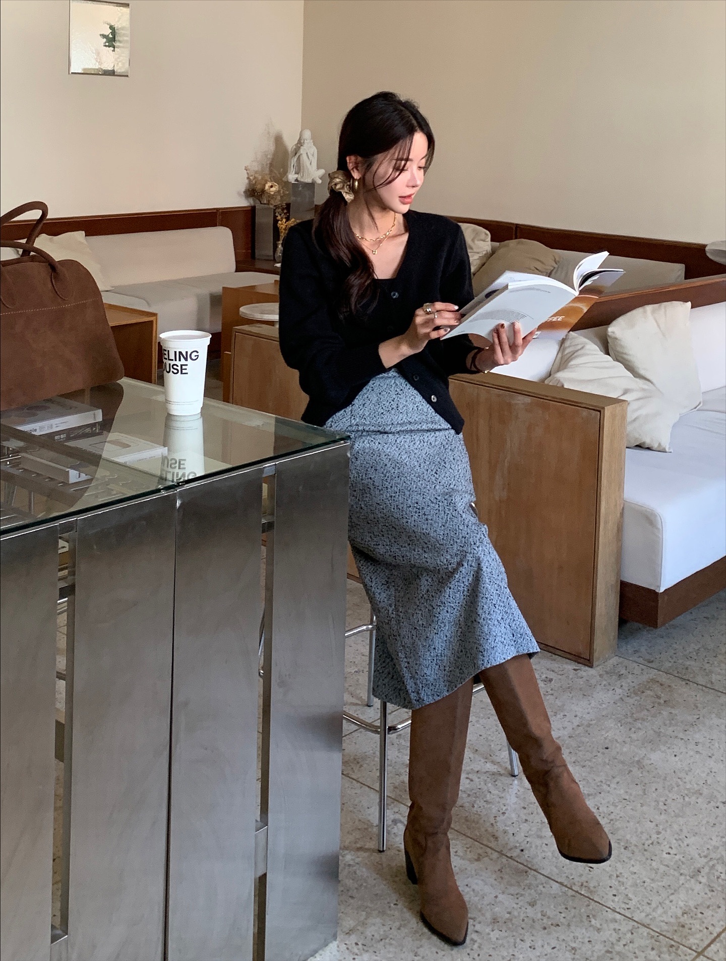 Chân váy suông Tết 2026: Xu hướng thời trang tôn dáng , thanh lịch cho ngày đầu năm - Ảnh 1. Chân váy suông Tết 2026: Xu hướng thời trang tôn dáng , thanh lịch cho ngày đầu năm - Ảnh 1.