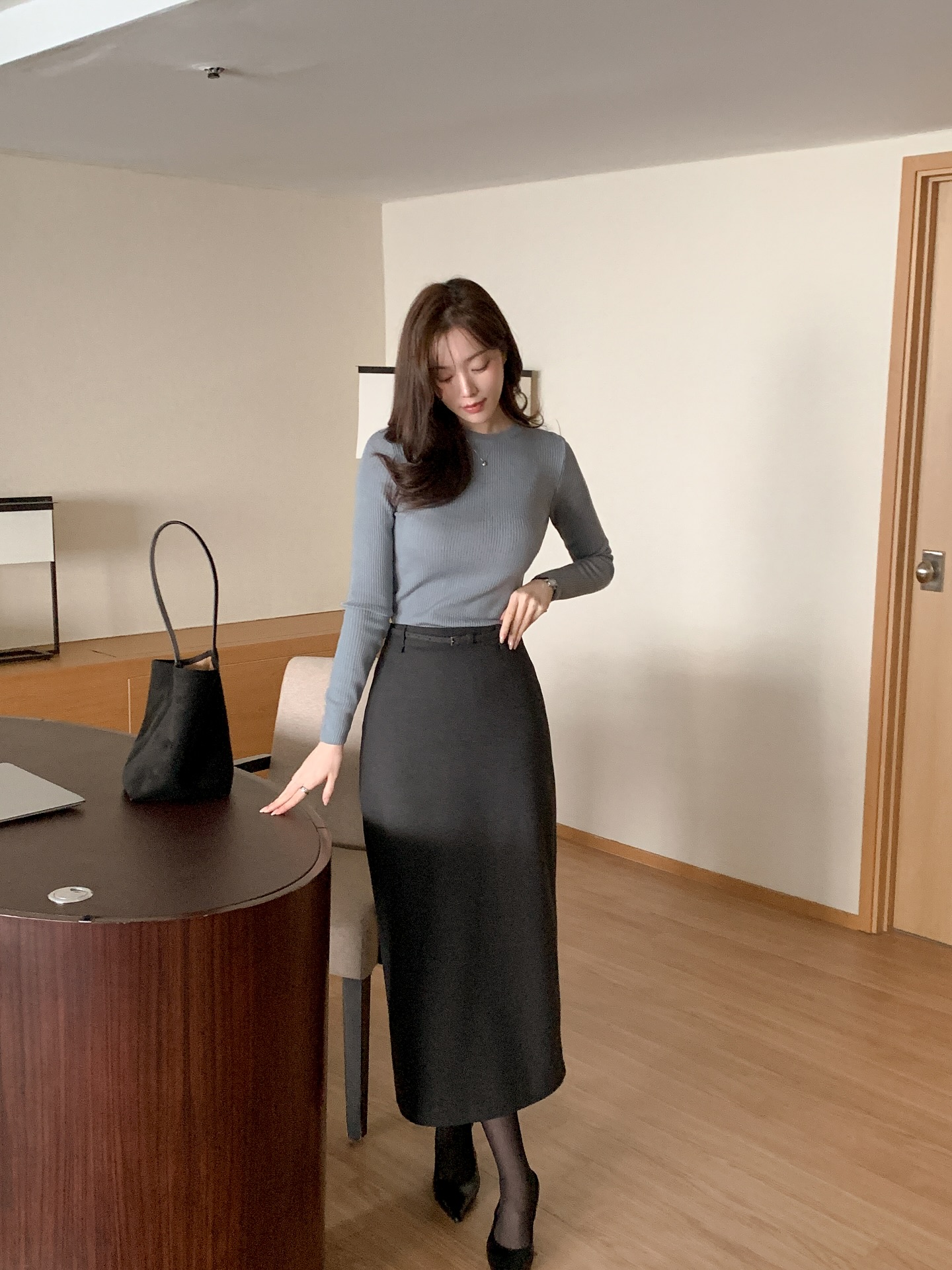 Chân váy suông Tết 2026: Xu hướng thời trang tôn dáng , thanh lịch cho ngày đầu năm - Ảnh 7. Chân váy suông Tết 2026: Xu hướng thời trang tôn dáng , thanh lịch cho ngày đầu năm - Ảnh 7.