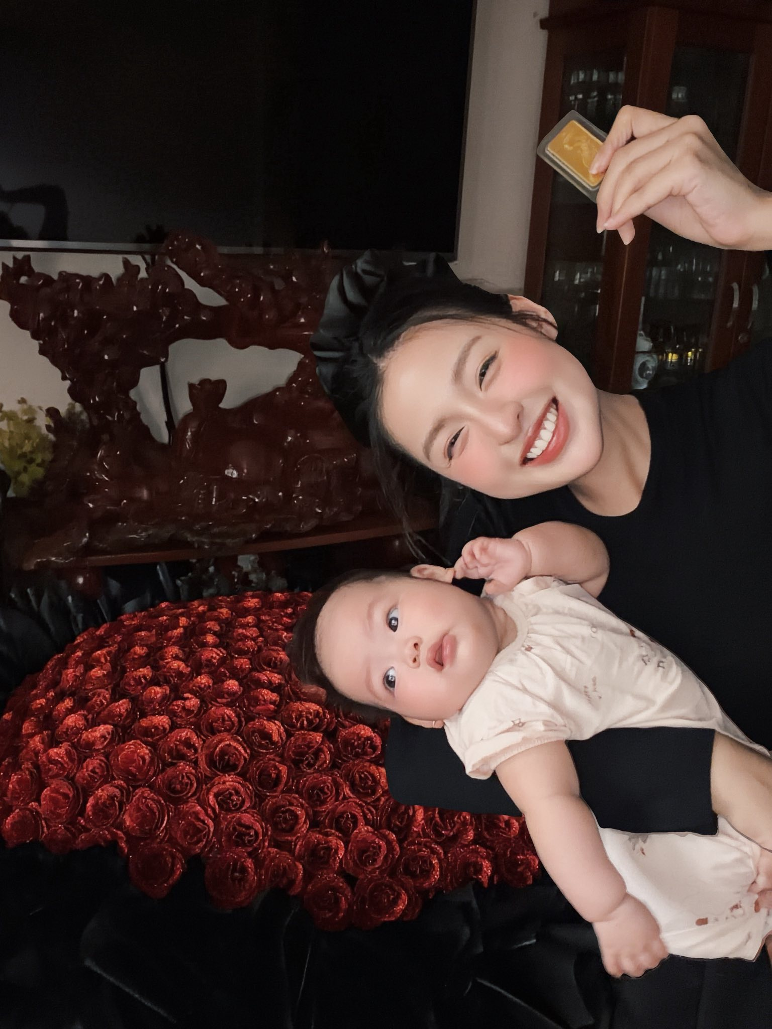 Cận cảnh màn lì xì "đầy mùi tiền" của con gái "hotgirl trứng rán": 4 cây vàng trong ngày mùng 1 Tết, sương sương gần tỷ bạc chứ mấy đâu! - Ảnh 11.